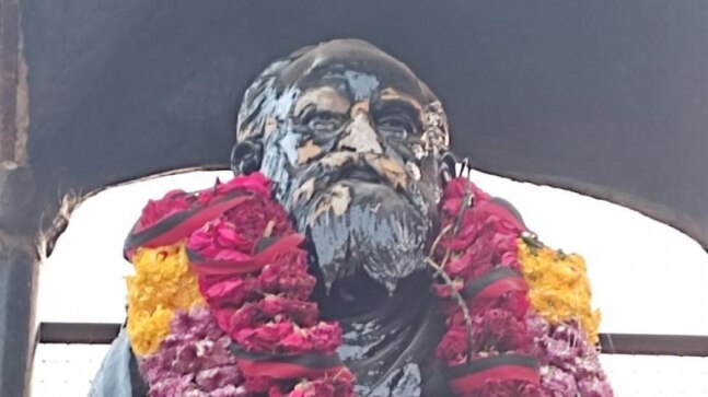 Man vandalises Periyar statue in Tamil Nadu’s Ponneri, surrenders