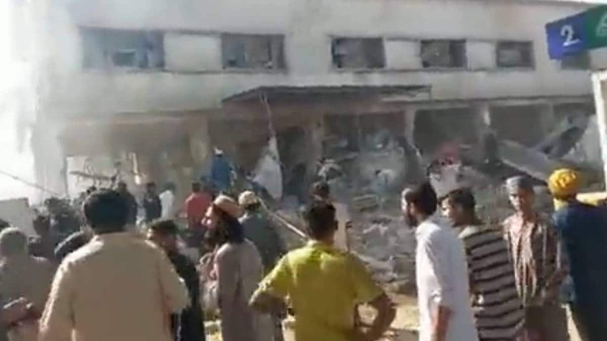 Pakistan: 10 killed, several injured as blast rocks Karachi's Shershah area - World News