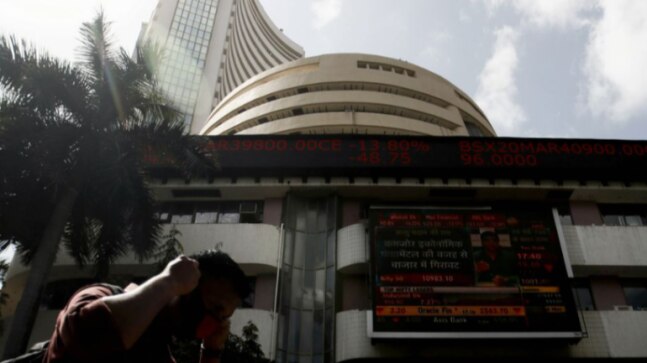 Sensex, Nifty end lower as Omicron cases surge