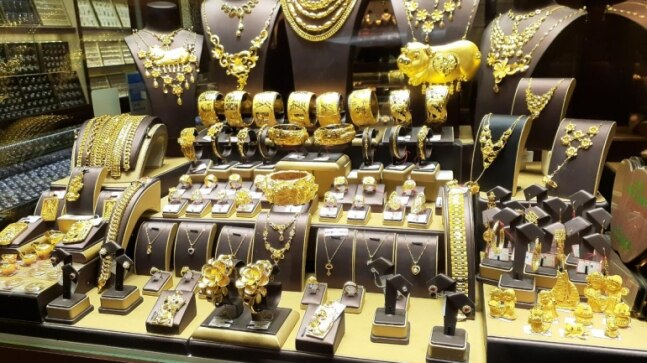 Burglars drill hole into Vellore jewellery store wall, decamp with 15kg gold and diamond jewels - Vimarsana News
