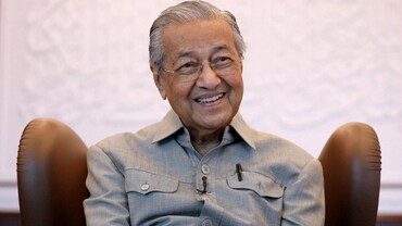 Malaysia’s ex-PM Mahathir in stable condition, says daughter マレーシアの元PMマハティールは安定した状態で、娘は言います