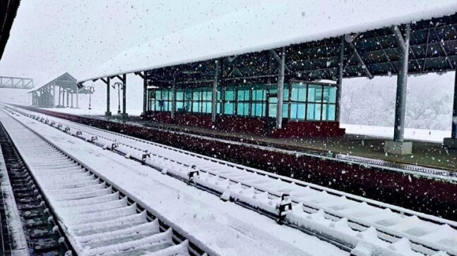 Railway Minister Ashwini Vaishnaw shares pictures of snow-covered Srinagar railway station; netizens react