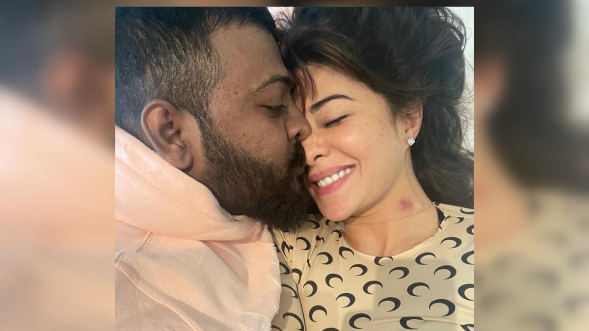 Another cosy photo of Jacqueline Fernandez and conman Sukesh ...