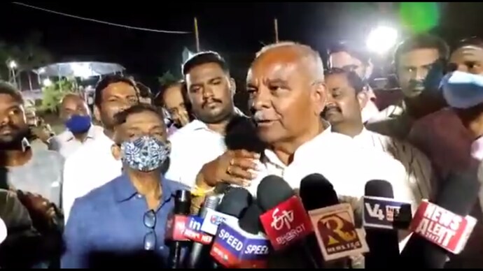 Amid the third wave of Covid-19 in India, Karnataka minister Umesh Katti refused to wear a face mask. (Photo: Twitter)