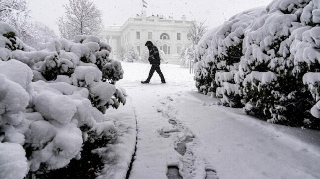 Snow storm batters US east, piling onto holiday chaos