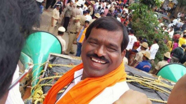 Argument between Karnataka cop, ex-CM HD Kumaraswamy in Legislators house - Vimarsana News