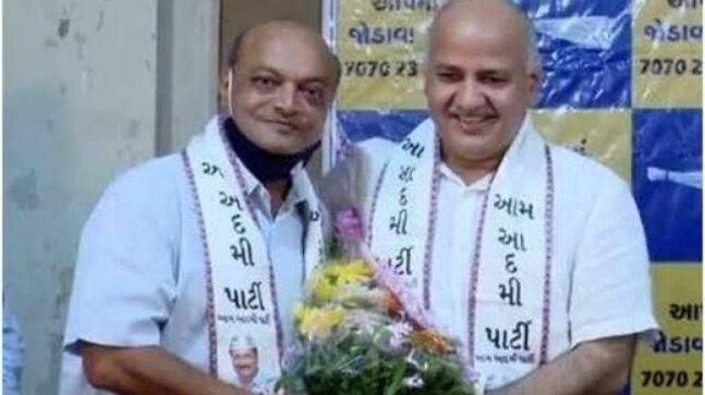 AAP crumbles in Gujarat after businessman Mahesh Savani quits party