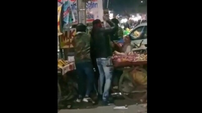 Group of men thrash woman vegetable vendor over 'parking' in MP's Indore | Viral Video