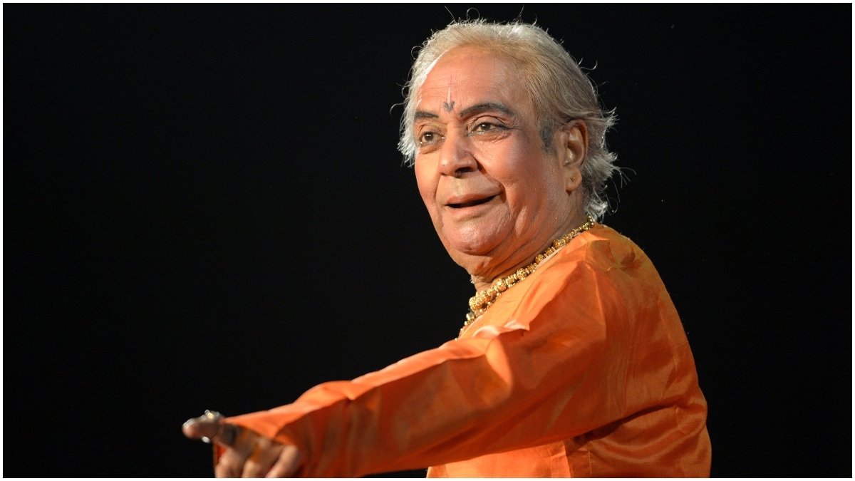 Legendary Kathak dancer Pandit Birju Maharaj dies at 83. Twitter pays tribute - India Today