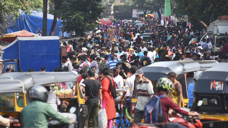 People crowd the weekly Poisar Bazaar amid rising Covid-19 cases in Mumbai
