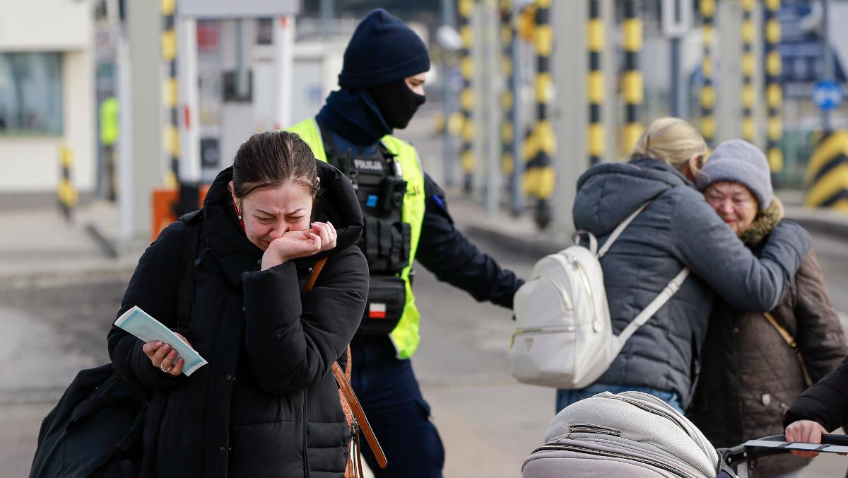 After the Russian invasion, Ukrainians flee to Poland. (Photo: AP)