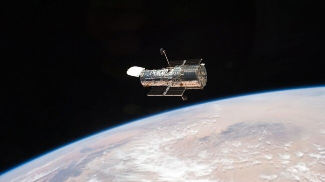 Hubble telescope captures cosmic tug-of-war between two galaxies in deep space - Vimarsana News