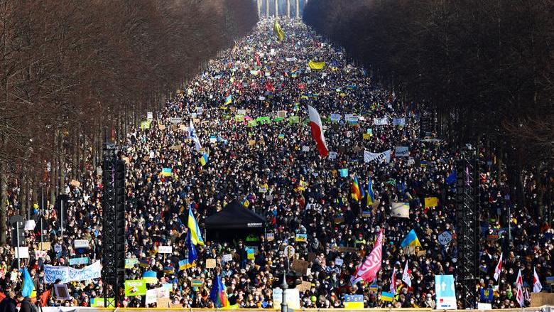 Protests against Russia in Berlin - Zesacentral
