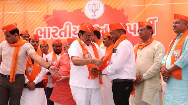 Over 3,500 AAP workers join BJP in Gujarat, party claims most were expelled members - Vimarsana News