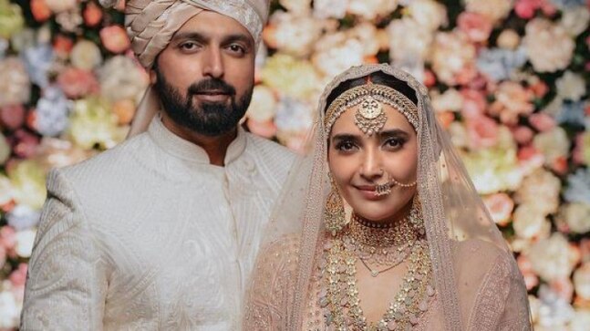 Karishma Tanna celebrates one month of wedding with Varun Bangera. See pics