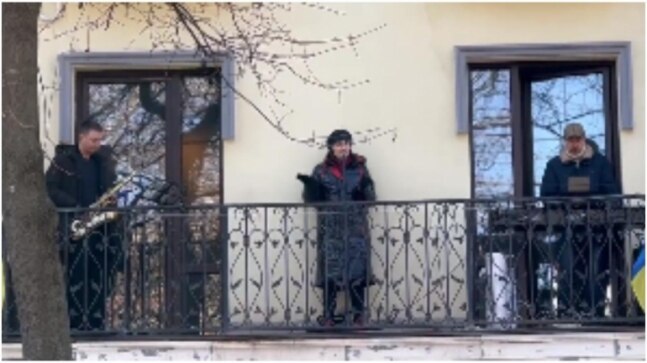 Ukrainian jazz band performs on club’s balcony after it shuts down amid war. Watch video