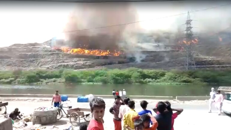 Massive blaze breaks out at at Delhi's Ghazipur landfill site; fire tenders rushed to spot - Cities News