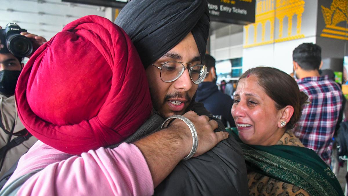 Rudele salută cetăţenii indieni evacuaţi din Ucraina sfâşiată de război la sosirea lor în Delhi. (Foto: fișier PTI) Rudele salută cetăţenii indieni evacuaţi din Ucraina sfâşiată de război la sosirea lor în Delhi. (Foto: fișier PTI)