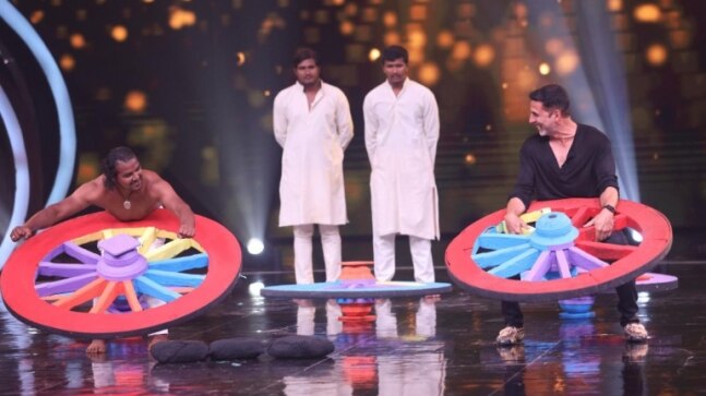 Akshay Kumar performs jaw-dropping stunt with contestant Tipu Pehelwaan on Hunarbaaz