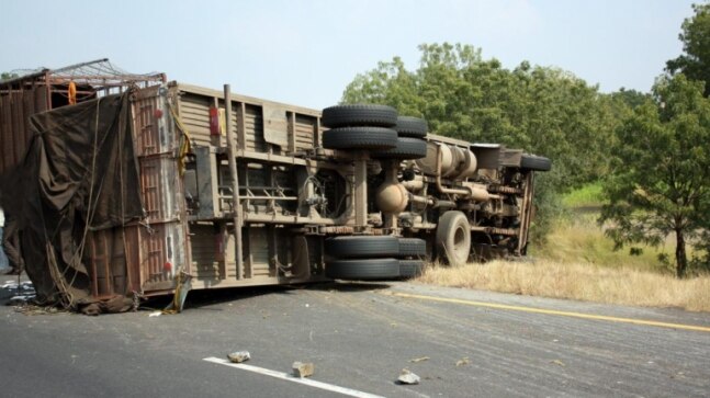 Pune: Truck hits and tips over four vehicles; 1 killed and 5 injured - Vimarsana News