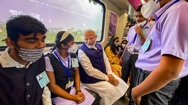 PM Modi was soft-spoken, wished us success in life: Students recall Pune metro ride - Vimarsana News