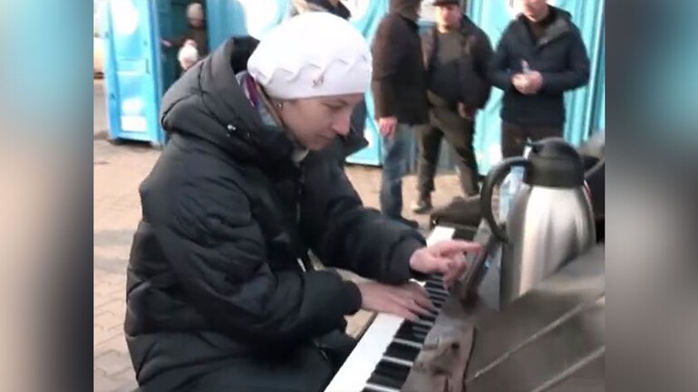 Wojna rosyjsko-ukraińska: Ukrainka grana przez Queens "Jesteśmy zwycięzcami" Na fortepianie w pobliżu granicy ukraińsko-polskiej. (Zdjęcie: zrzut ekranu z wideo) Wojna rosyjsko-ukraińska: Ukrainka grana przez Queens "Jesteśmy zwycięzcami" Na fortepianie w pobliżu granicy ukraińsko-polskiej. (Zdjęcie: zrzut ekranu z wideo)