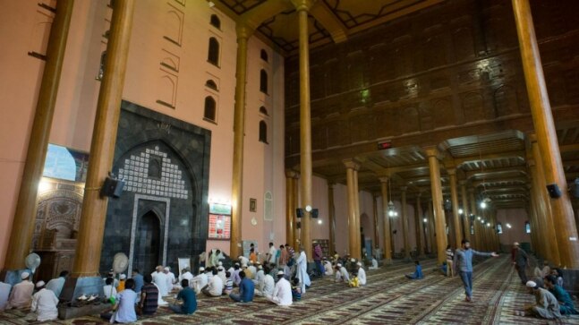 After pro-azadi slogan episode, Friday prayers disallowed at Srinagar’s Jamia Masjid