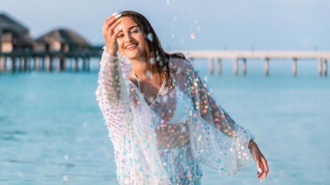 Sonakshi Sinha's love affair with Maldives is forever, shares gorgeous pics in chic beachwear - Vimarsana News