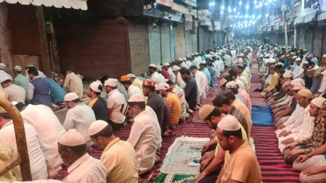 Locals object to namaz being offered on road outside Agra's Imli Wali Masjid - Vimarsana News