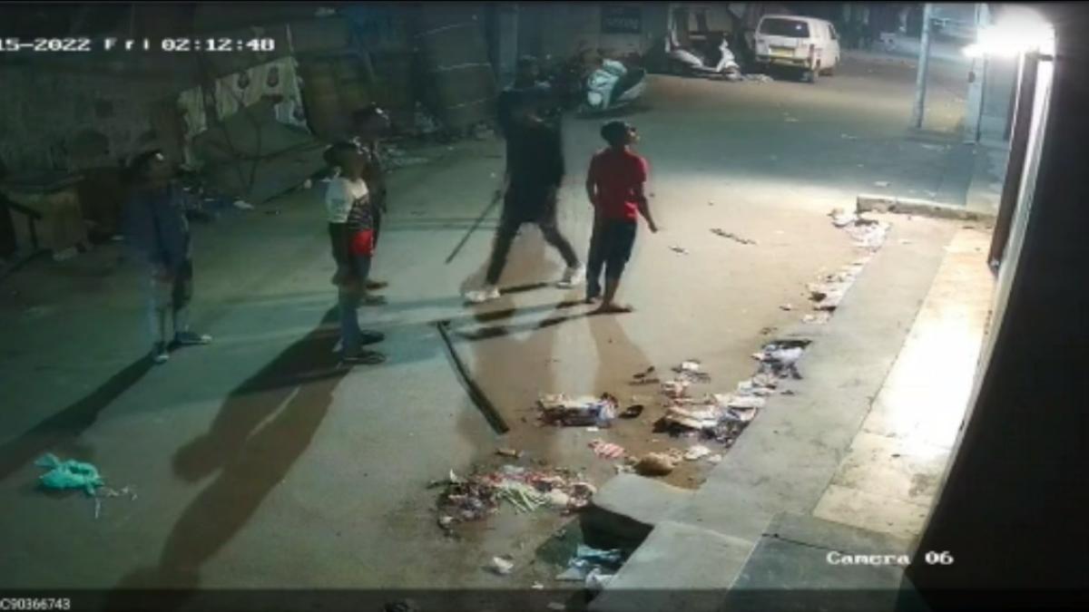 Jahangirpuri CCTV caught men collecting sticks, rods a day before ...