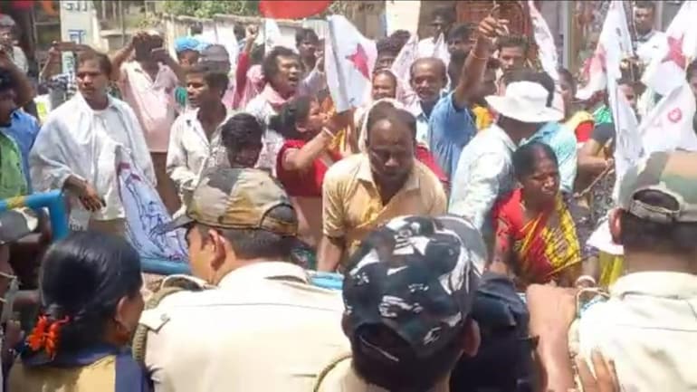 Left-wing activists staged a protest over the death of an underage girl in Bankura, Bengal and broke down a police barricade Accompanied by the mother of the deceased teenager, students, youth and left-wing activists marched from the office of the KPI(m) party to the Raipur police station.