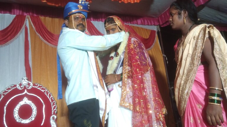 নিৰ্দিষ্ট সময়ত হোমৰ গুৰিত উপস্থিত নহ’ল দৰা, খঙতে আত্মীয়ৰ সৈতেই বিয়াত বহিল কইনা 1 Maharashtra