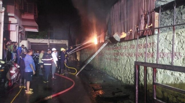 Pune: Four people injured in fire at godown in Nana Peth - Vimarsana News