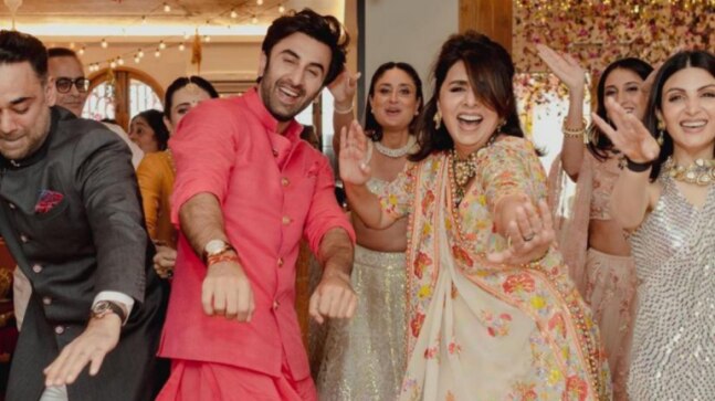 Ranbir Kapoor dancing with mom Neetu at mehendi is pure mother-son goals! See adorable pic