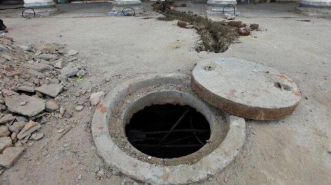 Two dead after falling in sewage pit in Delhi's Bawana area - Vimarsana News