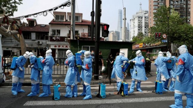 Shanghai to keep Covid curbs as infections outside quarantine rise again - Vimarsana News