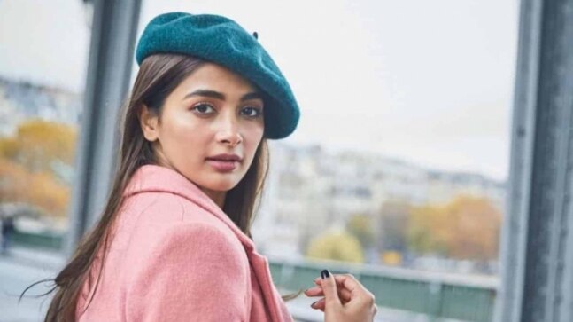 Pooja Hegde is thrilled for her Cannes debut, fans surprise her with bouquet at airport. Watch