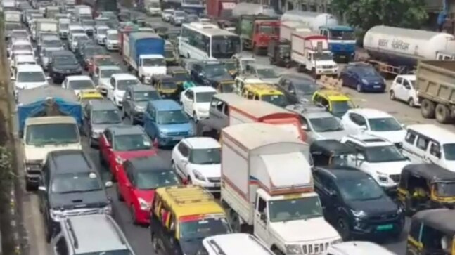 Mumbai: Traffic jam at Eastern Express Highway due to JVLR flyover closure