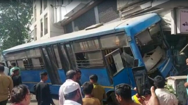 Timely action of driver averts bus accident in Surat | VIDEO