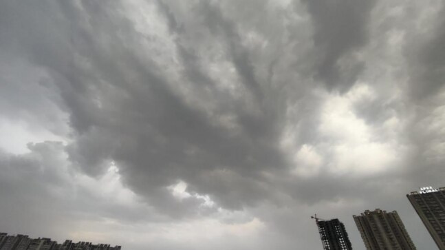Light rainfall in Noida brings respite from scorching heat - Vimarsana News