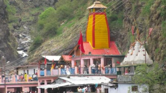10,000 people stuck on Uttarakhand's Yamunotri highway as safety wall collapses