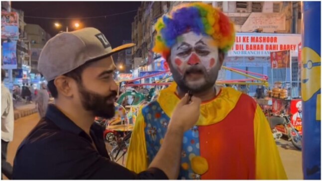Karachi man dressed as a joker sings Agneepath song Abhi Mujh Mein Kahin. Video goes viral