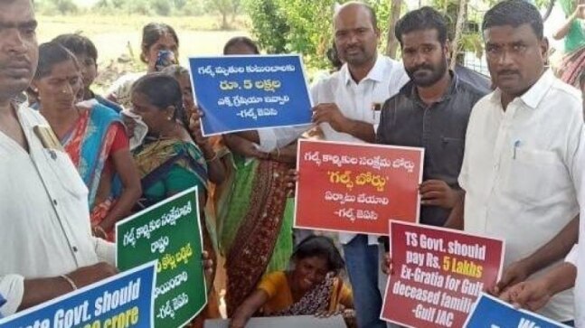 Telangana: Villagers hold placards during funeral, demand ex-gratia for Gulf migrant worker - Vimarsana News
