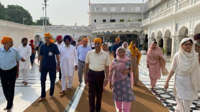 On his first visit after retirement, ex-Army Chief Gen Naravane pays obeisance at Golden Temple