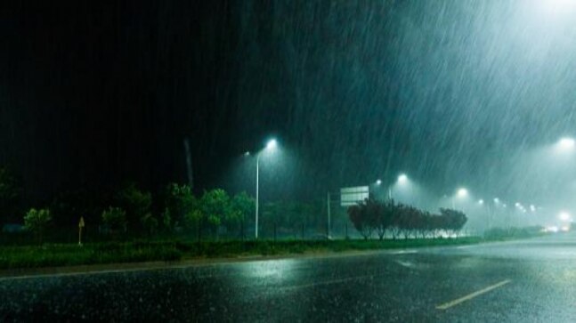 It's raining! Heavy downpour, gusty winds bring relief from scorching heat in Noida - Vimarsana News