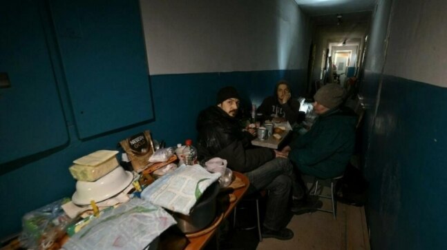 Survivors of Russian bombings cling on in flattened flats