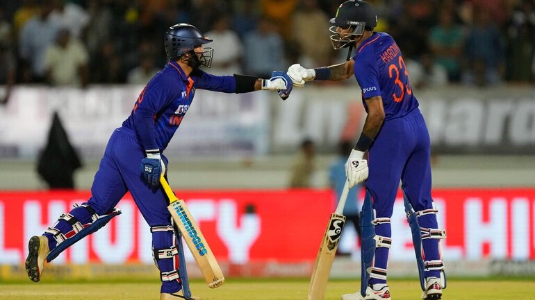 You are an inspiration: Hardik Pandya in awe of Dinesh Karthik's commitment to the game You are an inspiration: Hardik Pandya in awe of Dinesh Karthik's commitment to the game (AP Photo)