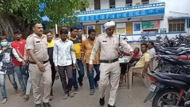 MP: Khandwa Police disguises as scrap dealers, bank employees to nab criminals - Vimarsana News