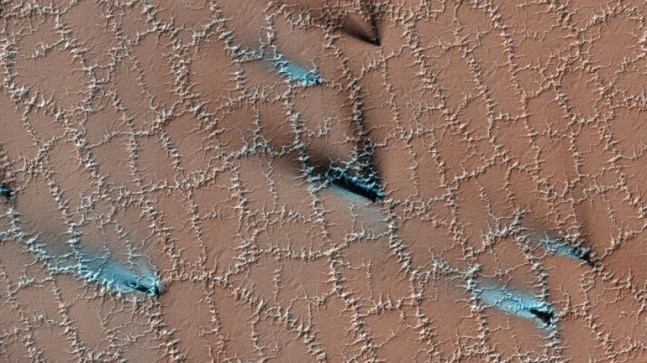 Mysterious polygons bloom on Mars as spring covers Red Planet