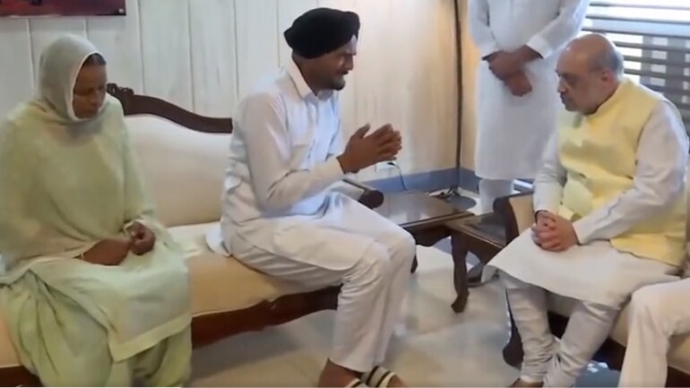 Sidhu Moose Wala's parents with Union Home Minister Amit Shah. Sidhu Moose Wala's parents with Union Home Minister Amit Shah.